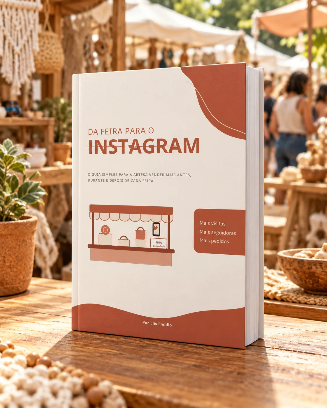 Livro Da Feira pro Instagram em destaque numa mesa de madeira, com uma feira de artesanato ao fundo